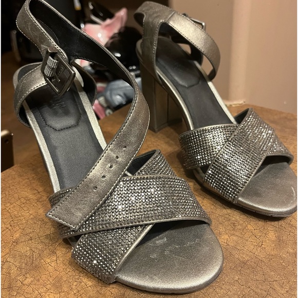 Size 8.5 heels Kenneth Cole Reaction - Picture 1 of 2